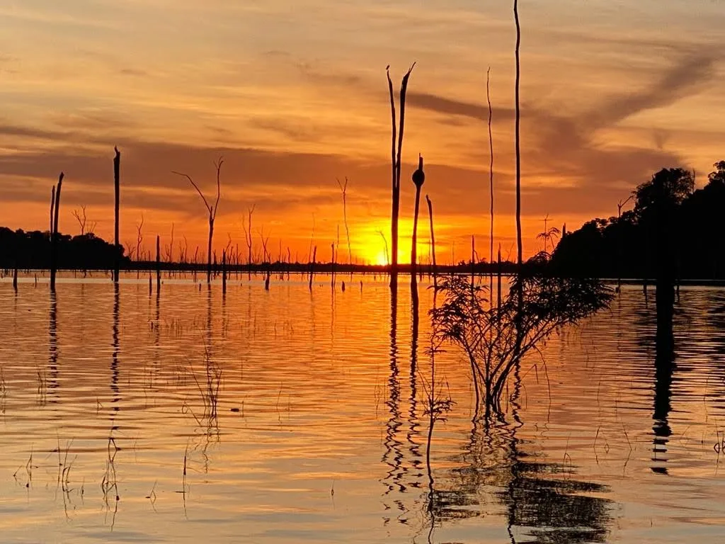 Pôr do sol no lago Uatumã